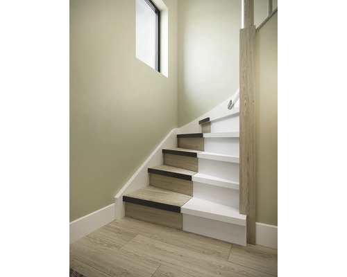 Trap met houten treden en witte stootborden in een lichte ruimte