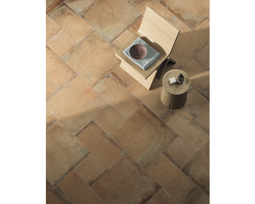 Vloertegels in interieur met stoel en bijzettafel