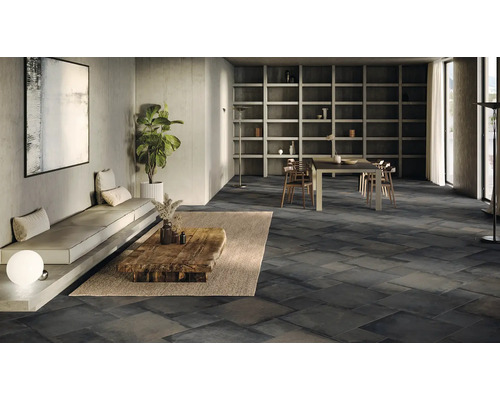 Moderne woonkamer met donkergrijze tegelvloer, bank en houten tafel