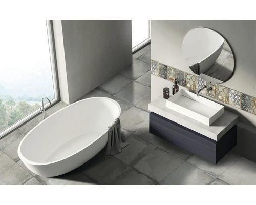 Moderne badkamer met vrijstaand bad, wastafel en spiegel