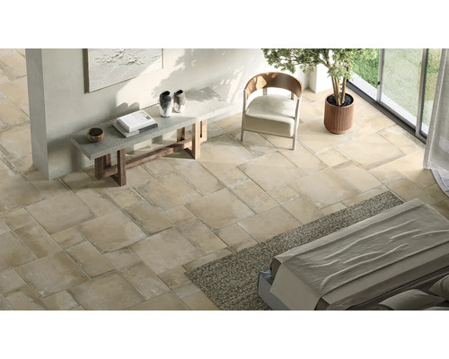 Lichte kamer met vloertegels, bank en kamerplant