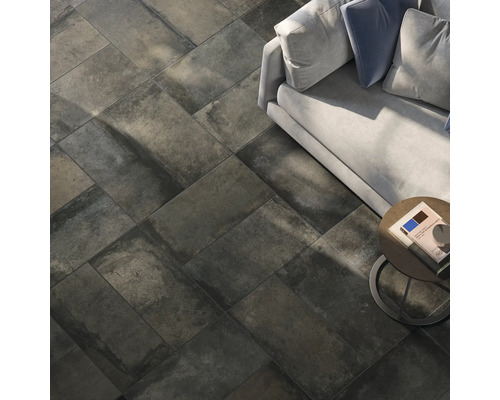 Vloer met rechthoekige tegels, bank en bijzettafel