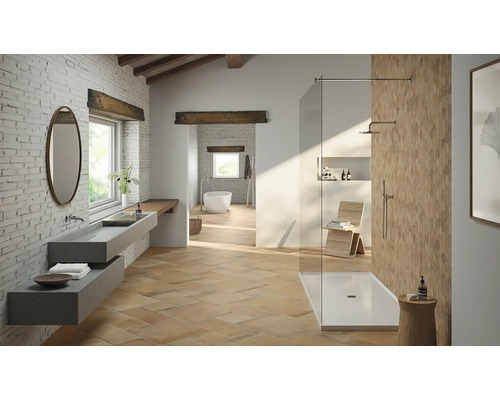 Badkamer met douche, wastafel, spiegel en ligbad in licht design