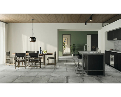 Lichte woonkamer met eettafel, stoelen, kookeiland en vloertegels