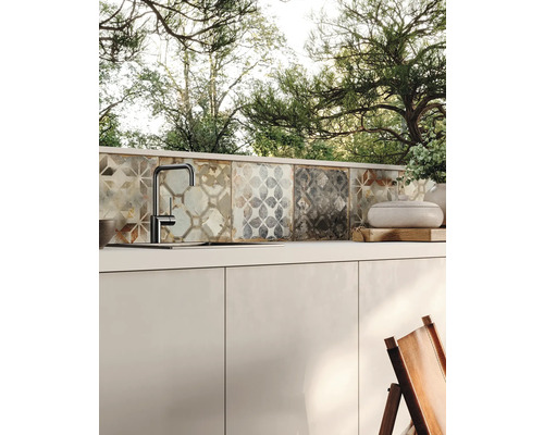 Buitenkeuken met spoelbak, kraan en decoratieve tegelachterwand