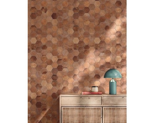 Wanddecoratie met zeshoekige tegels in verschillende aardetinten boven een dressoir