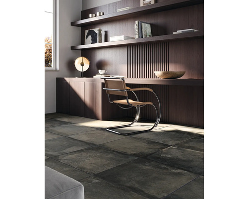 Werkkamer met bureau, stoel en donkere tegelvloer