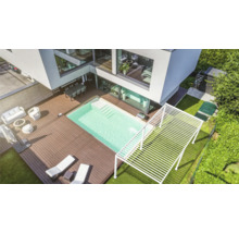 Bovenaanzicht van een modern huis met zwembad, terras en tuinmeubilair