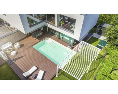 Bovenaanzicht van een modern huis met zwembad, terras en tuinmeubilair