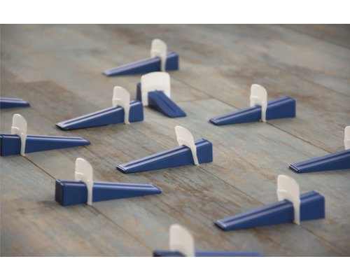 Tegel levelling keggen op een houten vloer