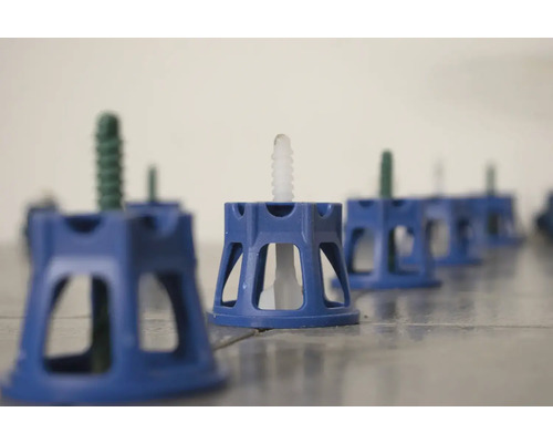 Blauwe montagevoeten met stelschroeven op de vloer