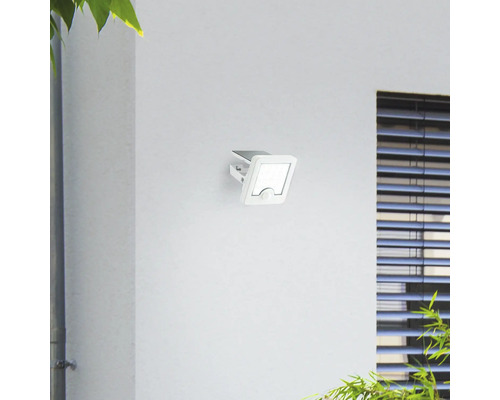 Wandlamp voor buiten gemonteerd aan een muur