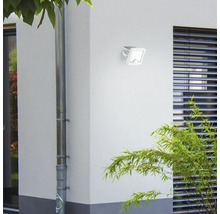 Witte buitenlamp aan een huismuur gemonteerd.