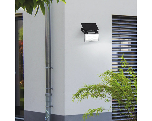 Buitenmuur met geïnstalleerde ledlamp