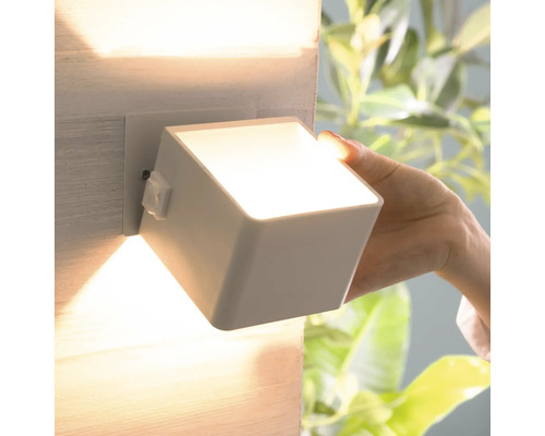 Kubusvormige wandlamp met draaibare lichtbron