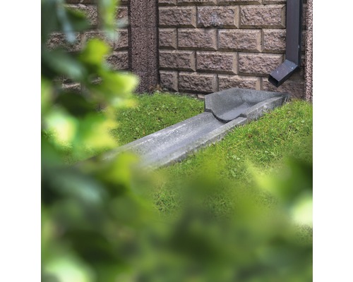 Betonnen goot voor de afvoer van regenwater in de tuin.