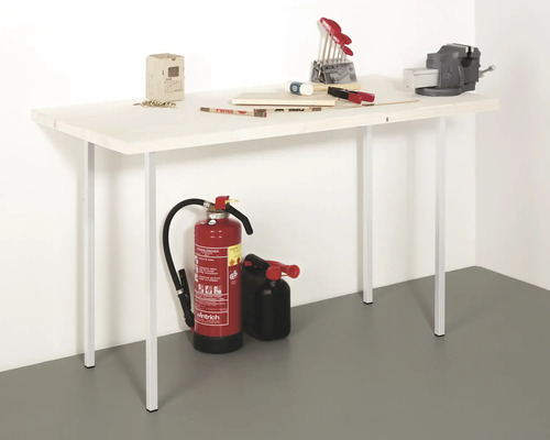 Werkbank met gereedschap, bankschroef en brandblusser