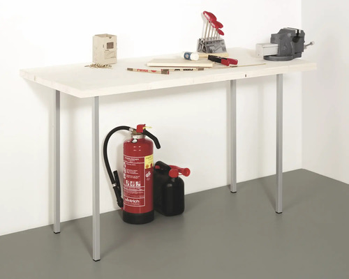 Werkbank met bankschroef, gereedschap en brandblusser in een werkplaats