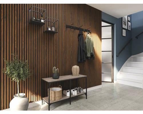 Hal met wandpanelen, console, kapstok, planken en decoratie