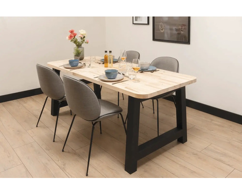 Eettafel met vier stoelen in een heldere kamer.