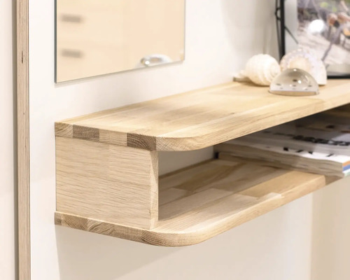 Houten wandrek met twee niveaus en afgeronde hoeken voor het opbergen van spullen