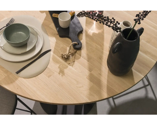 Houten eettafel met servies en decoratie