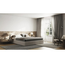 Slaapkamer met tweepersoonsbed, nachtkastjes en ramen met gordijnen