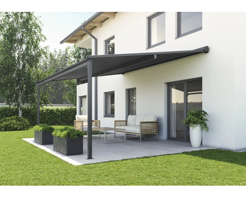 Terras met luifel, tuinmeubelen en plantenbakken voor een huis