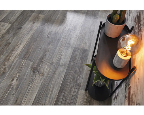 Vloer met panelen in houtlook en bijzettafel met decoratie