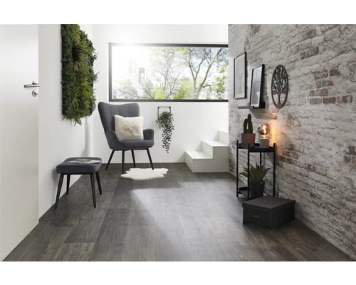 Moderne woonkamer met fauteuil, kruk en decoratieve elementen