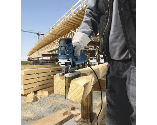 Bosch decoupeerzaag in gebruik bij het zagen van hout