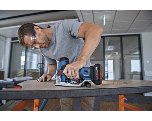 Man werkt met een accuspanning op een houten plaat