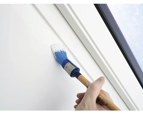 Hand schildert kozijn met penseel