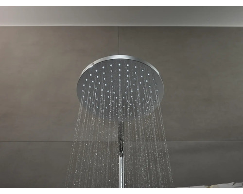 Werkende hoofddouche in de badkamer
