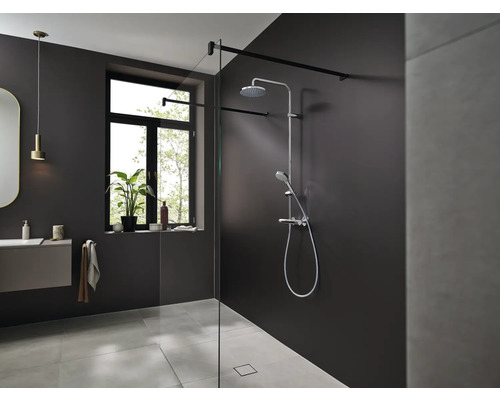 Moderne badkamer met douche, wastafel en raam voor een heldere ambiance