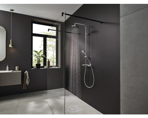 Moderne badkamer met douche, wastafel en raam voor een lichte en vriendelijke sfeer.