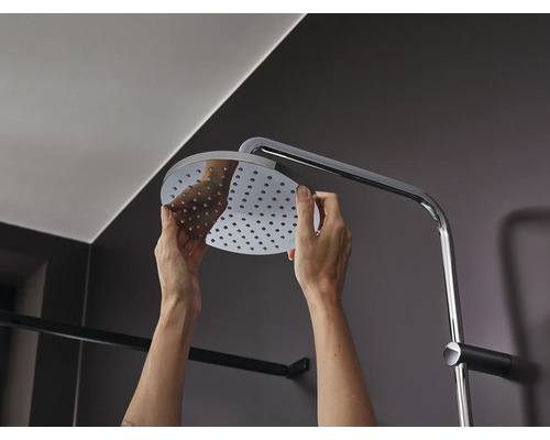 Installatie van een douchekop in de badkamer