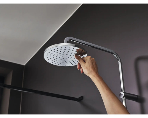 Hand raakt douchekop met douchearm in badkamer aan