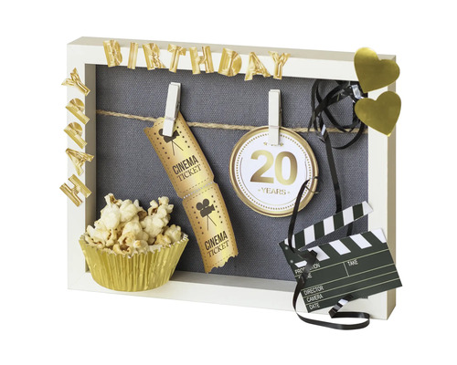 Decoratieve fotolijst met de woorden Happy Birthday, filmrekwisieten, bioscoopkaartjes en popcorn