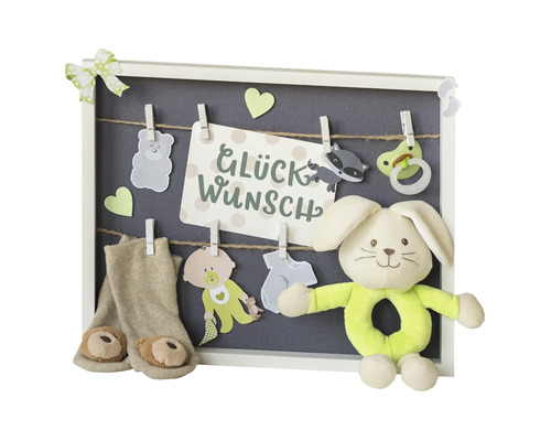 Decoratief geboortecadeau met knuffels en accessoires in een fotolijst