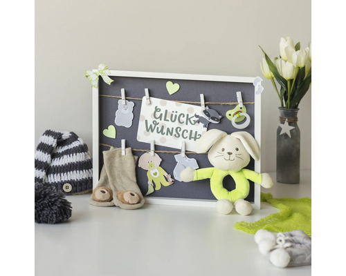 Decoratie voor een pasgeborene met wenskaart, knuffels en babykleding