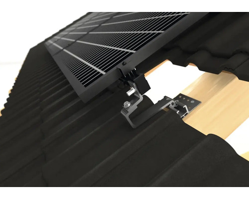 Gemonteerde zonnemodule met bevestigingsmateriaal op een dak met dakpannen.