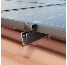 Installatie van zonnepanelen op een pannendak met montageprofielen