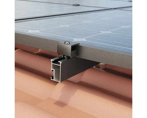 Installatie van zonnepanelen op een pannendak met montageprofielen