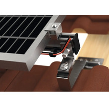 Detailopname van een zonnepaneelinstallatie op een dak met dakpannen met bevestigingsmaterialen