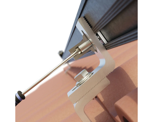 Montage van een fotovoltaïsch systeem met een schroevendraaier.