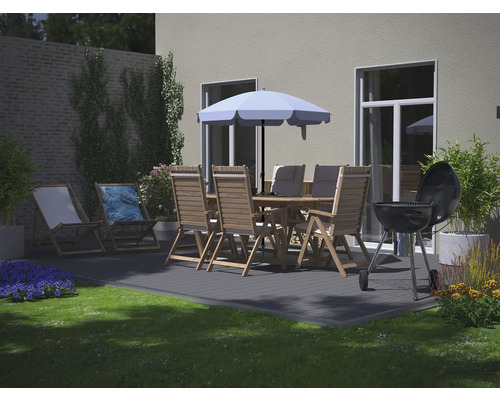 Tuinscene met eettafel, stoelen, parasol en barbecue op een terras.