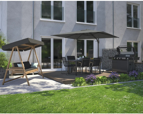 Tuin met barbecue, eethoek, schommelbank en parasol voor het huis