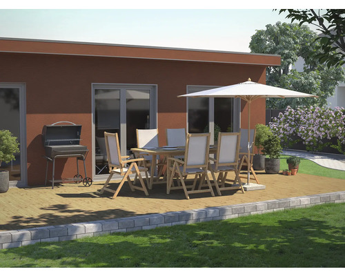 Buitenscène met barbecue, tuintafel, stoelen en parasol op een houten terras.