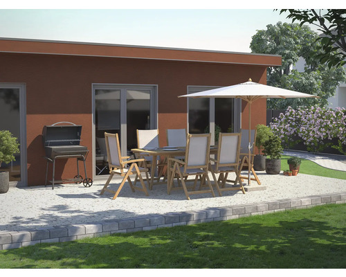 Terrasscène met tuintafel, stoelen, parasol en barbecue